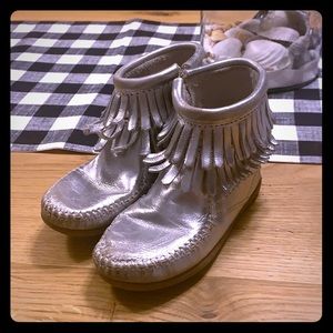 GUC Silver Fringe Girls Minnetonka Boots size 10
